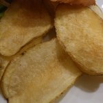 サイドは厚切りのポテトチップス。