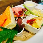 BELLA BOCCA 阪急梅田店 - 有機野菜の前菜プレート。