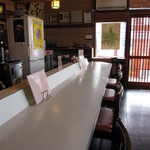 カウンター席より、出入り口方面・・