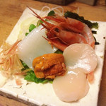 旬鮮味処 かつら - （2018年10月）
      刺身盛り合わせ（中）
      ウニ（お願いして）貝柱、イカ、甘海老。
      