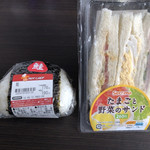 セイコーマート - 鮭おにぎりとサンドイッチ