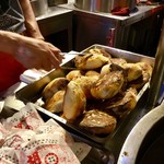 福州世祖胡椒餅 - 20:50。まだけっこう並んでましたし、夜市を一通りまわってからまた来ることにしました。