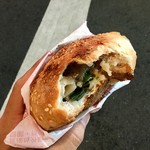 福州世祖胡椒餅 - 【胡椒餅 50元(日本円で約170円)】ヤケドに注意しながらいただきましょう。