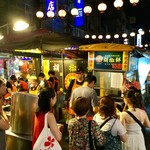 福州世祖胡椒餅 - 【福州世祖胡椒餅】もうすぐ21時になる時間でしたが、まだけっこう(30人くらい？)並んでました。(それでも少ない方と思います。)【生意很好】