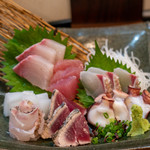 天文館 吾愛人 - 季節の地魚盛合 松（2,500円）ブリ、マグロ、真鯛厚切り、真鯛薄切り、地ダコ、かつおのタタキ、アオリイカ