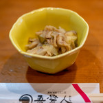 天文館 吾愛人 - お通し（200円）鶏皮とタマネギの酢の物