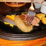 大井町銭場精肉店 - 卓上で切り分け、中に熱を通しています。