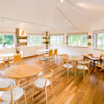 霧の蔵ベーカリー - 落ち着いた雰囲気のカフェスペース