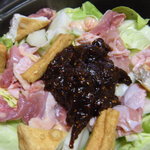 橋本かしわ店 - 親皮とキャベツを入れて亀八さんの味噌で味付け