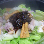 橋本かしわ店 - 親皮とキャベツを入れて亀八さんの味噌で味付け