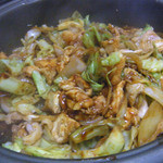 橋本かしわ店 - 親皮とキャベツを入れて亀八さんの味噌で味付け