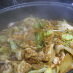 橋本かしわ店 - 親皮とキャベツを入れて亀八さんの味噌で味付け