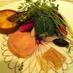 エメ・ヴィベール - 前菜：ランド産鴨のフォワグラのコンフィ いちじくのチャツネと自家製ブリオシュ