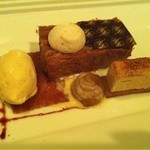 エメ・ヴィベール - デザート：温かいりんごのミルフィーユとシナモン風味の シブスト メイプルシュガーのアイスクリーム