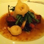 エメ・ヴィベール - お肉：シャラン産鴨胸肉のロテ ィと各種野菜のグラッセ