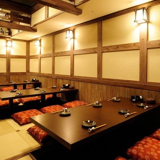 京都町屋风格的宽敞店内适合宴会和观光等用餐◎