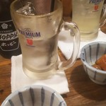 トミフク食堂 - ホッピーセット、美酢（ミチョ）サワー桃。お通しはうずらと角煮ミニ。