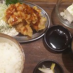 トミフク食堂 - 鶏天タルタル定食ご飯大盛り（大盛り無料）。丼は熱いので注意が必要です(笑)。