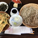 Ishiusu Teuchi Soba Matsunomi - せいろ蕎麦@600円にかき揚げ天ぷら@200円（いずれも税込み）