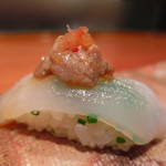 鮨 おさむ - 「カワハギ」　キモが山の様に盛りつけられています。