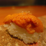 鮨 おさむ - 「ウ二」　岩塩と一緒にネタ・シャリがホロケテいく～