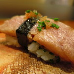 鮨 おさむ - 「マグロ・炙り」　焼き方も素晴らしい！　ジューシーさが増し。Ａ５ランクのお肉の様になってます。