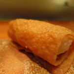 鮨 おさむ - 「稲荷」　ホロケル稲荷！流石看板メニュ！手作りの揚げを使用、白ゴマ・黒ゴマ・ワサビが絶妙！