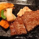 En - ボキは、サーロインステーキ。
            お肉は100gから10g単位で増量できるそうなので150gに。
            焼き野菜の彩りもいいね～
