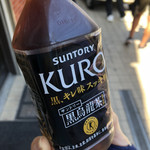 ラーメン二郎 - 外の自販機で黒ウーロン茶