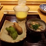 焼鳥 おがわ - お通し　(枝豆と落花生、冷製スープ、白モツの煮込み)