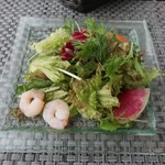 R restaurant & bar - 海老とアンチョビ・オリーブのサラダ シェリービネガードレッシング