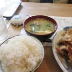 Kafe Ando Kare Mizutani - 添えられたお味噌汁はワカメと玉葱が入ってました、またご飯は山盛ご飯です。
                      