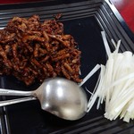 青龍 - ④牛肉の味噌炒め　小麦粉で作った丸い皮にネギと一緒に