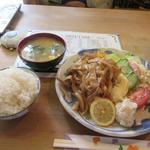 Kafe Ando Kare Mizutani - 暫く待つと注文した生姜焼き定食９００円の出来上がりです。
                      