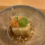 Kappou Ichika - 落花生を練りこんだ豆腐の揚げ出し 落花生のカリカリとした食感と風味がいい。甘い雲丹がトッピング。