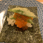 割烹 一楓 - いくらと大葉の天ぷらの寿司手巻き いくらの季節ですね。大葉の天ぷらの食感がいい。