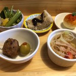 八百屋食堂 まるも - 木箱のおばんざい達