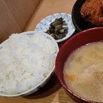 とんかつ檍 - ご飯と味噌汁です。