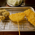 Kushikatsu Manten - 豚かつ串 　揚げたて、甘いソース 　カリッと美味しいね♥ 　まぁ、バラ肉です！  玉ねぎ串 　よく火が通ってて甘味あって美味しい♪