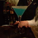 バー アトリウムギンザ - ひとりの夜、青のカクテル。