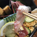 Sushi Hachi - ちらしの一部の鯛