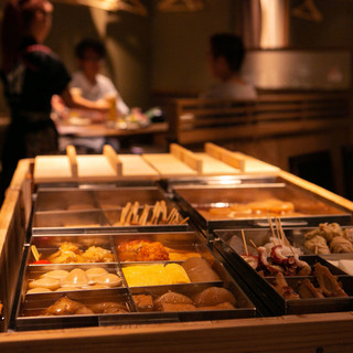 店内中央のおでんが映える♪活気ある空間でお寛ぎください。