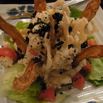 宵の響 - アンチョビマッシュポテトの根菜チップのせ