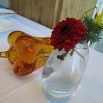 Daikanyama ASO Celeste - テーブルに飾られたお花と置き物