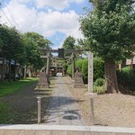 橋本家 - 幸手の鎮守という幸宮神社の前を通り