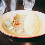 SITA - ★★カレー1種 800円 4種から選べる。グリーンカレーは味は普通だが、チキンがゴロゴロ入ってた。CP 悪し！ソフトドリンクぐらいつけてほしい。