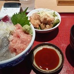 Tsukiji Shokudou Genchan - 日替わり　ハマチ2切れ、サーモン1切れ、鰺1切れ、シラス1と盛り、ネギトロ　880円税込