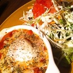 eighty's TEX-MEX cafe&dinner - サラダとトマトソースに半熟玉子が！
                      