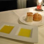 自家製フォカッチャ　最高級オリーブオイル２種