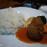 グリル満天星 麻布十番 新宿店 - ワンプレートランチ（ハヤシライス＆カニクリームコロッケ）